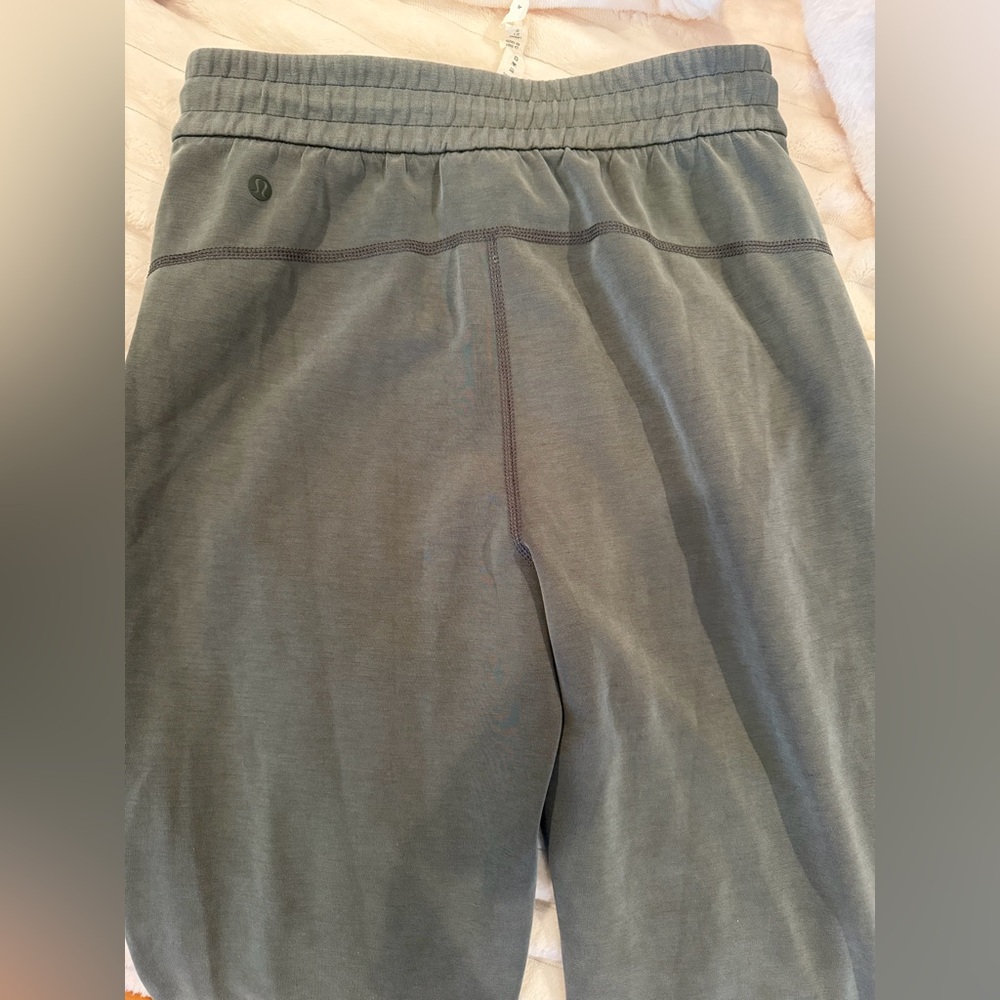 Lululemon green joggers great condition!